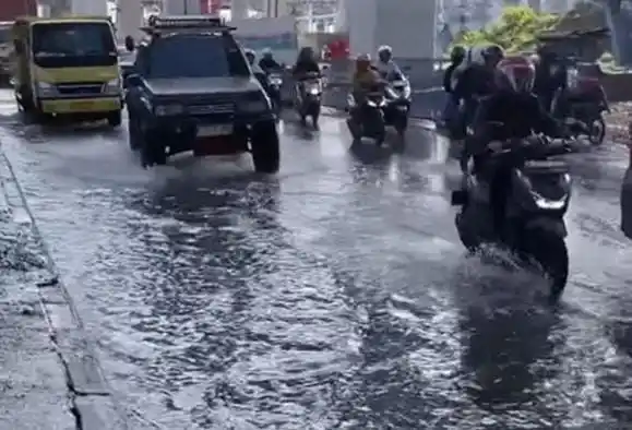 Banjir Rob menerjang kawasan pesisir utara Jakarta pada Sabtu (22/11/2025) (Foto: Instagram)