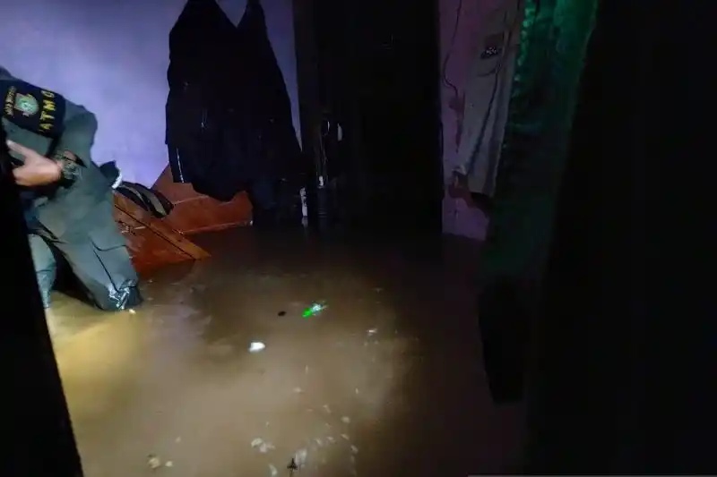Petugas Satpol PP Kota Sukabumi, meninjau salah satu rumah yang terendam banjir di Jalan Kabandungan, RT 08/06, Kelurahan Selabatu, Kecamatan Cikole, Kota Sukabumi, Jabar, Jumat (22/11/2024). [Foto: ANTARA]