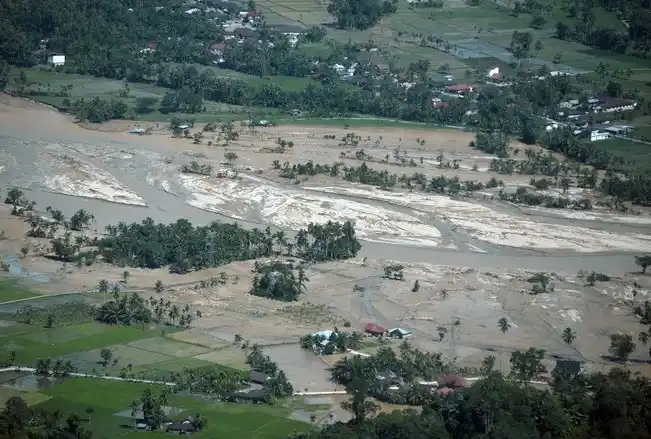 Foto udara sebuah perumahan terendam lumpur akibat banjir bandang, di Nagari Sungai Buluh Utara, Batang Anai, Padang Pariaman, Sumatera Barat, Senin (1/12/2025)