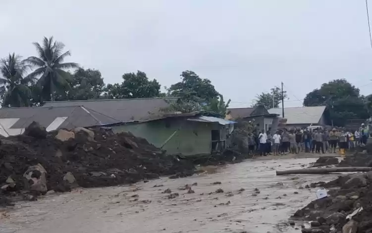 Banjir yang meluap disertai lumpur di lokasi banjir bandang di Kelurahan Rua, Kota Ternate. (Foto: Antara)