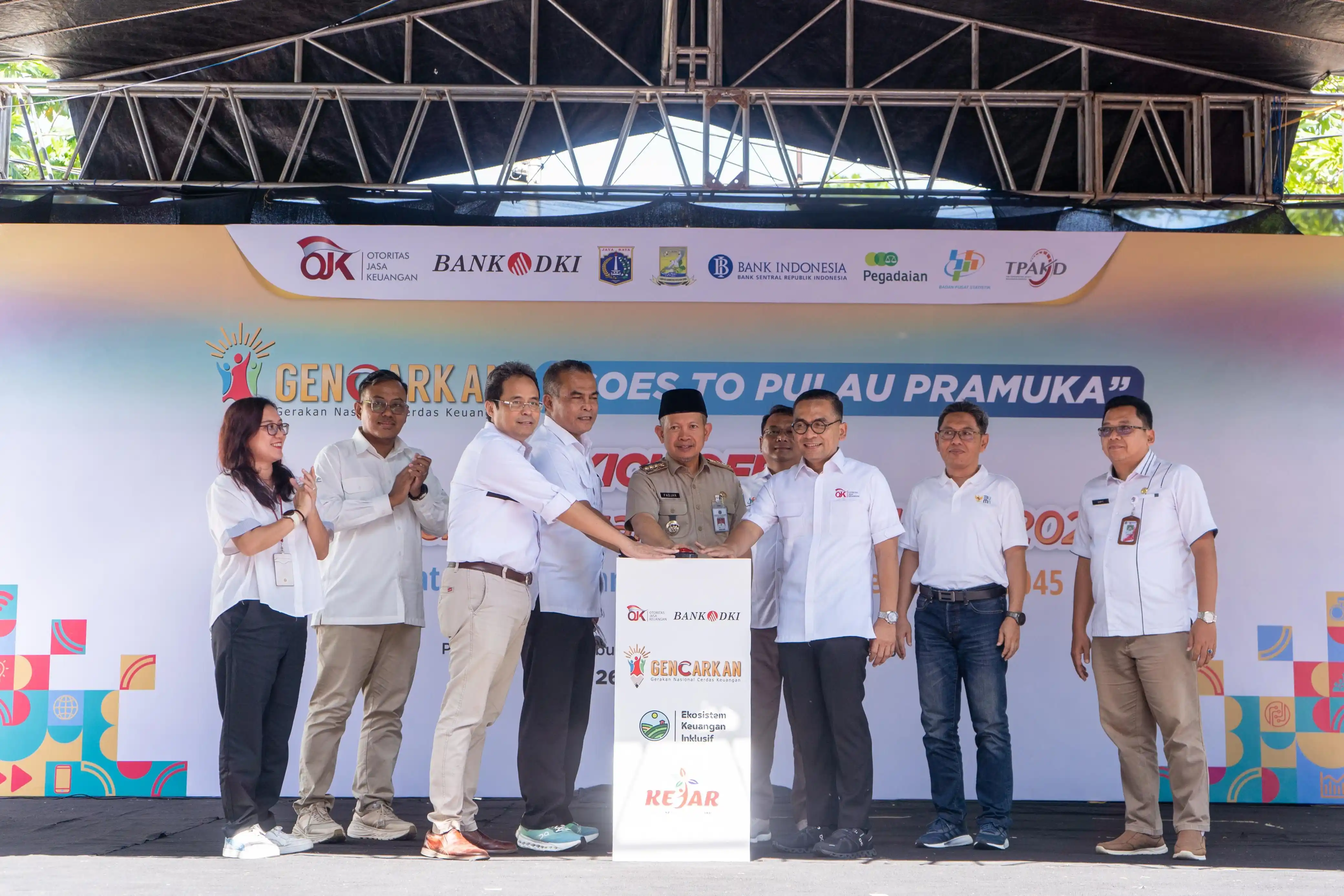 Otoritas Jasa Keuangan bersama Bank DKI berkolaborasi untuk menerapkan transaksi non tunai di wilayah Kepulauan Seribu, Jakarta. [Foto: Doc. Bank DKI]