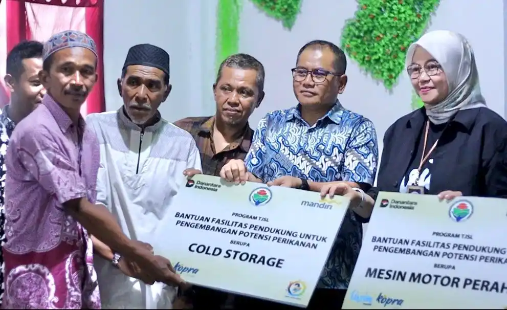 Bank Mandiri Serahkan Bantuan Alat Tangkap Nelayan di Desa Bukamog Sulawesi Tengah [Foto: Doc. Mandiri]