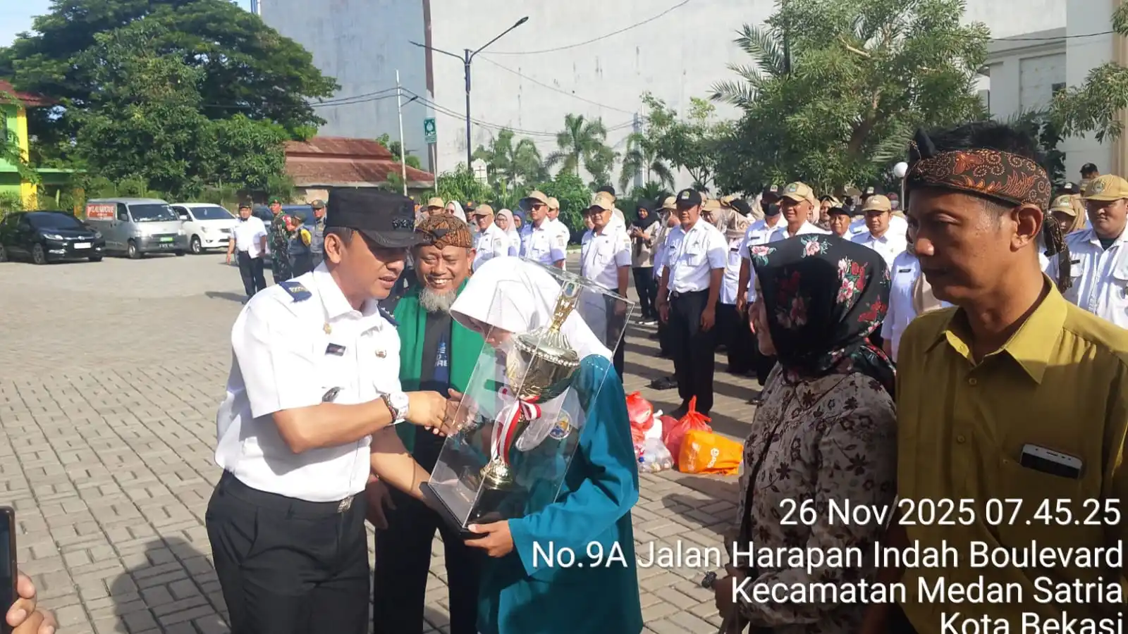 Kelurahan Medan Satria menggelar apel pagi gabungan yang dirangkaikan dengan seremoni penyerahan piala bergilir lomba tari kreasi dari Pondok Ungu kepada Sanggar Seni Tari Chandra Iswara, Gunung Putri, Bogor, Rabu (26/11/2025)