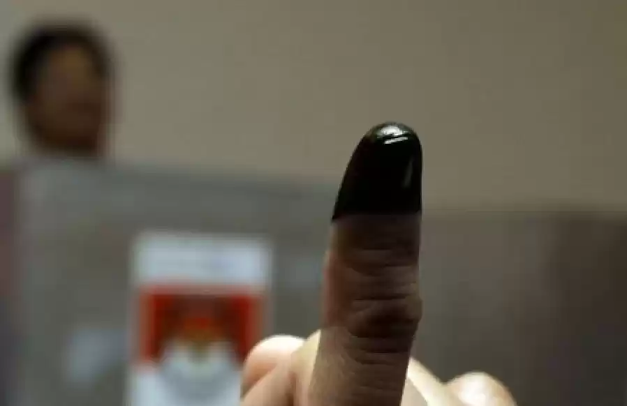 Seorang pemilih menunjukan jari kelingking yang sudah dicelup tinta (Foto: MI Repro Antara)