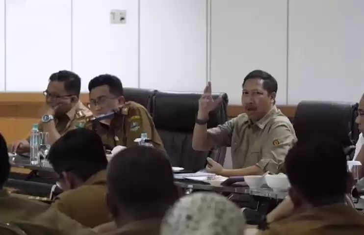 Kepala Bapenda Provinsi Jawa Barat (Jabar), Dedi Taufik saat memimpin pembahasan strategi optimalisasi pajak daerah dilakukan dalam upaya mengantisipasi penurunan PAD tahun 2024 di Aula Bapenda Jabar.