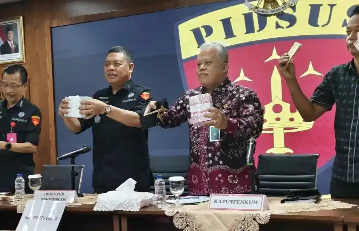 Direktur Penyidikan Jampidsus Kejagung Abdul Qohar (kedua dari kiri) menunjukkan barang bukti