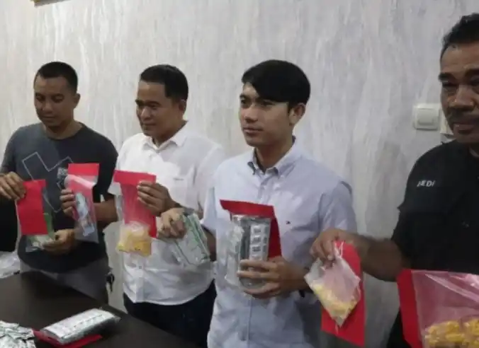 Pihak kepolisian tujukan barang bukti pil koplo (Foto: Antara)