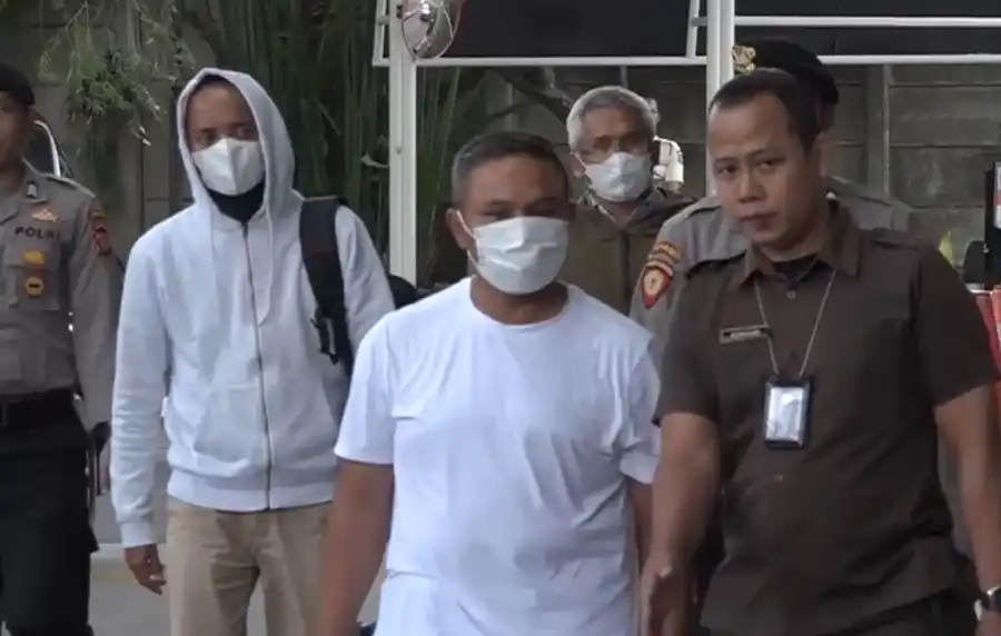 Gubernur Riau Abdul Wahid, Kepala Dinas Pekerjaan Umum, Penataan Ruang, Perumahan, Kawasan Permukiman dan Pertanahan (PUPR PKPP) Provinsi Riau Arif Setiawan, dan Sekretaris Dinas PUPR PKPP Riau Ferry Yunanda tiba di KPK, Selasa (4/11/2025) (Foto: Dok MI/Adelio Pratama)