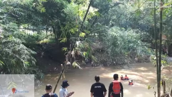 Basarnas Banten melakukan penyisiran di Sungai Cibeureum.(Foto: Antara)