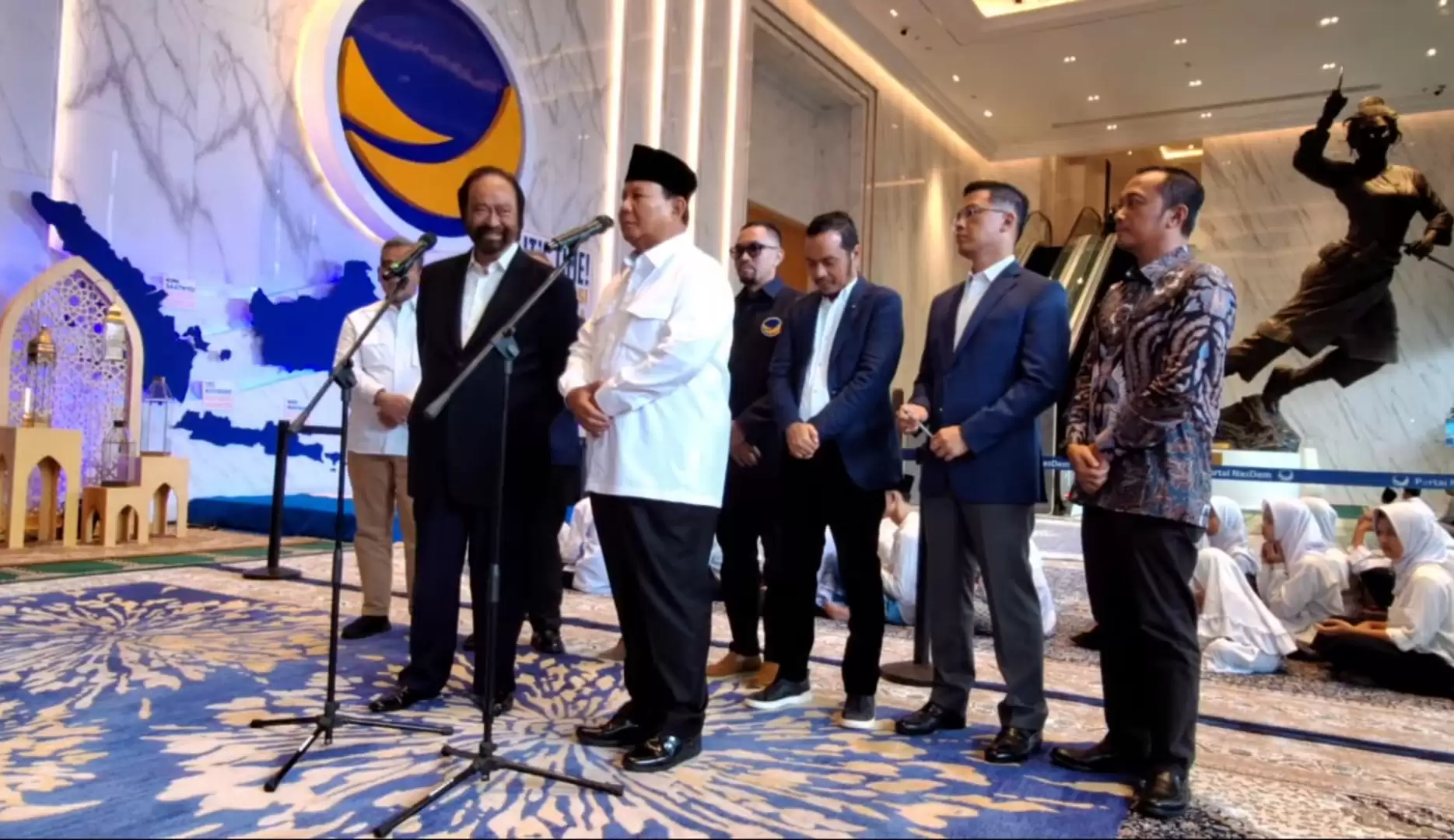 Ketua Umum Partai Nasdem Surya Paloh bersama Presiden terpilih Prabowo Subianto saat konferensi pers di Nasdem tower (Foto: Repro)