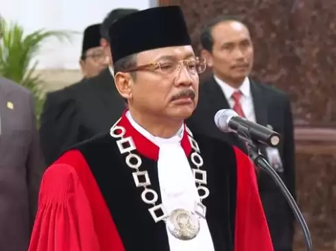 Suhartoyo saat dilantik jadi Hakim Konstitusi RI [Foto: Yt/@SekretariatPresiden]
