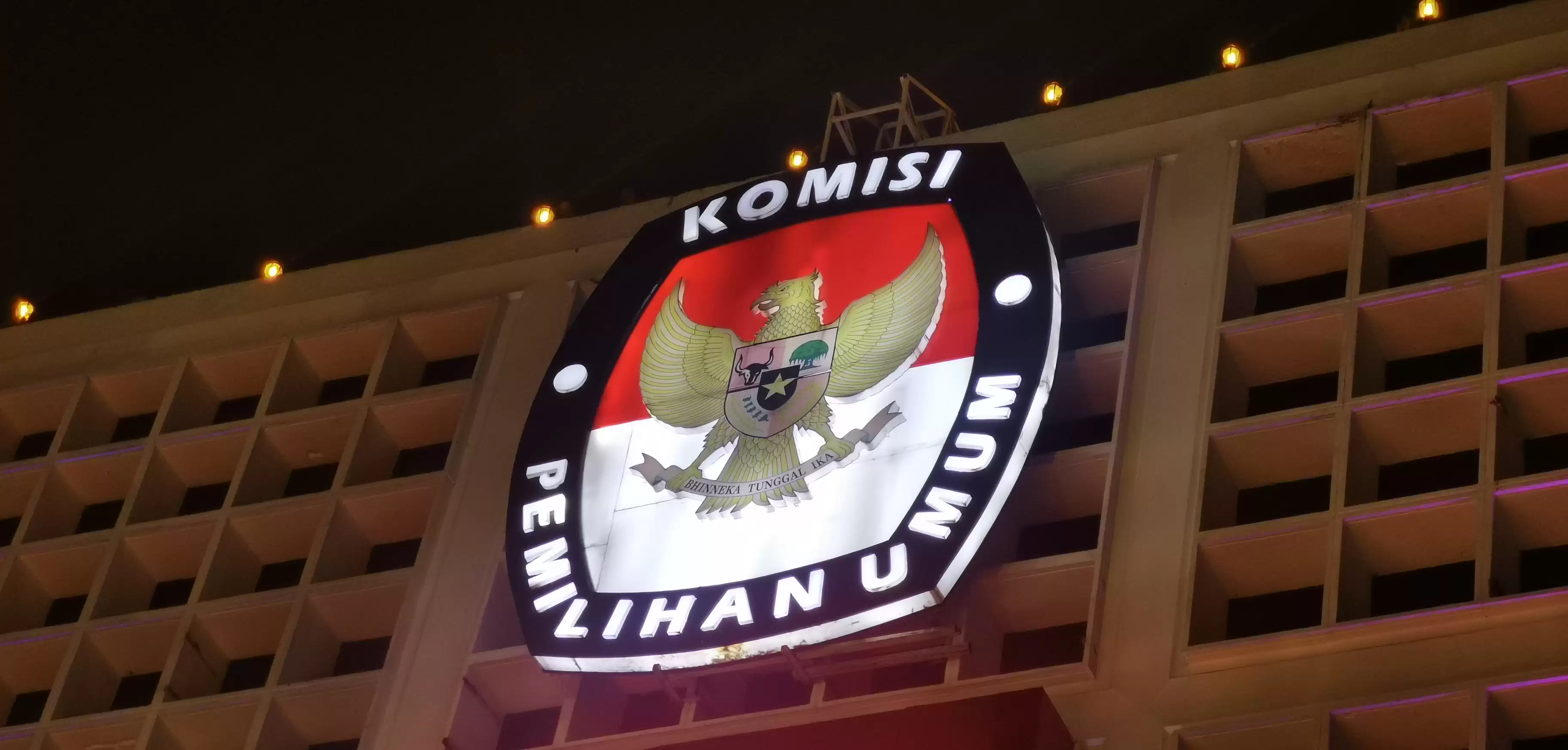 Logo Komisi Pemilihan Umum (KPU) Terpampang di Kantor KPU RI, Jakarta Pusat (Foto: Dhanis/MI)