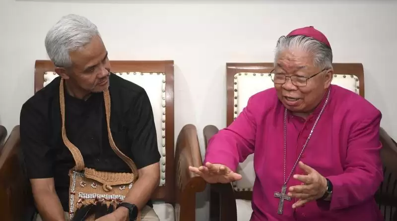 Ganjar Pranowo (kiri) dan Uskup Agung Merauke Mgr. Petrus Canisius Mandagi, saat berkunjung ke Keuskupan Agung Merauke, Papua Selatan, Selasa (28/11). [Foto: ANTARA/M RISYAL HIDAYAT]