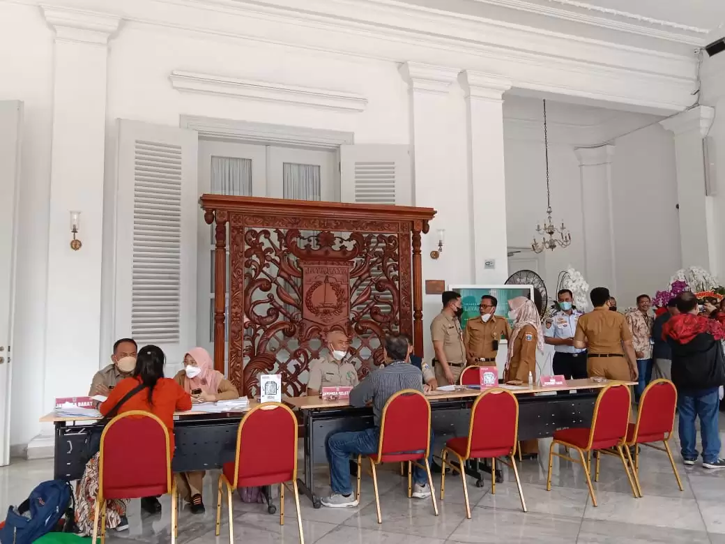 Warga menyampaikan pengaduan di Balai Kota Jakarta [Foto: MI/Plo]