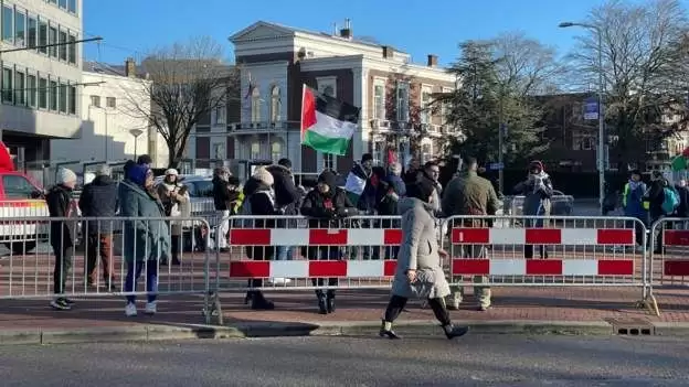 Pendukung Palestina berkumpul di depan Gedung Mahkamah Internasional pada (26/1)