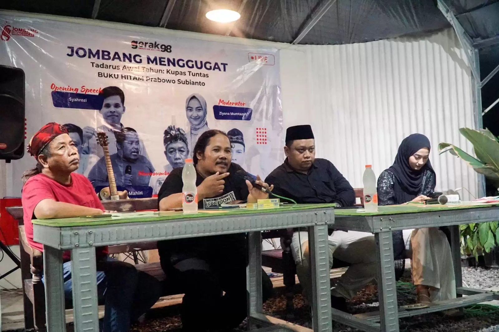 Sejumlah Kelompok Gerakan Jombang Menggugat bersama Gerak 98 menggelar tadarus awal tahun Kupas Tuntas Buku Hitam Prabowo Subianto (Foto: Ist)