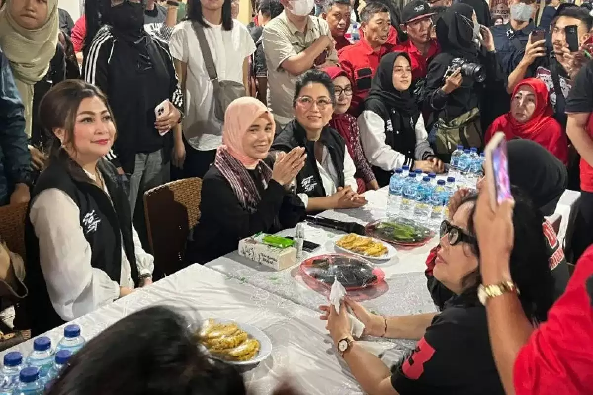 Siti Atikoh Supriyanti saat mengunjungi Kawasan Wisata Kuliner Manado, Sulawesi Utara, Selasa (16/1). (Foto: ANTARA)