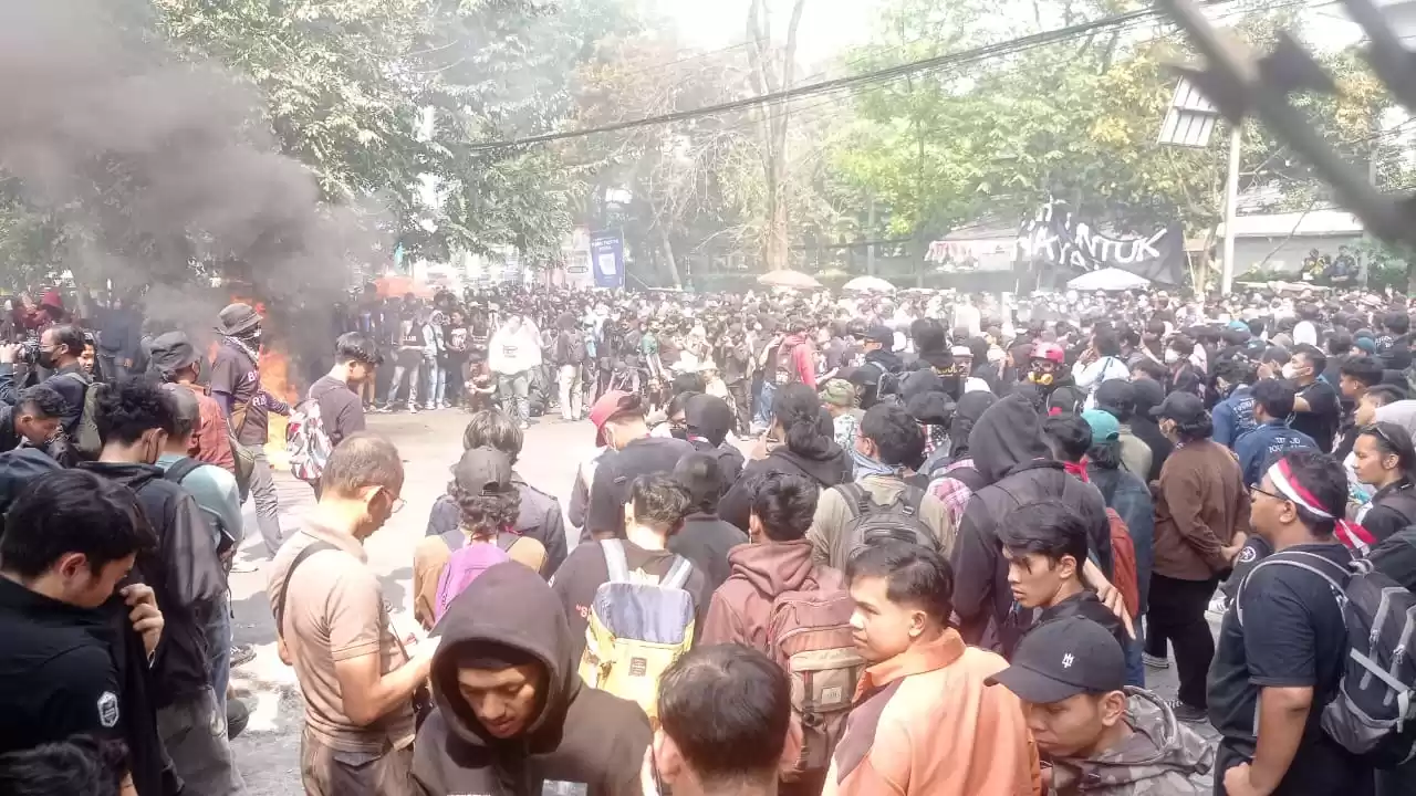 Aksi unjuk rasa dari berbagai elemen yang menolak Revisi UU Pilkada terkait putusan Mahkamah Konstitusi (MK) di depan kantor DPRD Jawa Barat (Jabar) pada Kamis, (22/8/2024) kemarin. (Foto: MI/Sugiyanto)