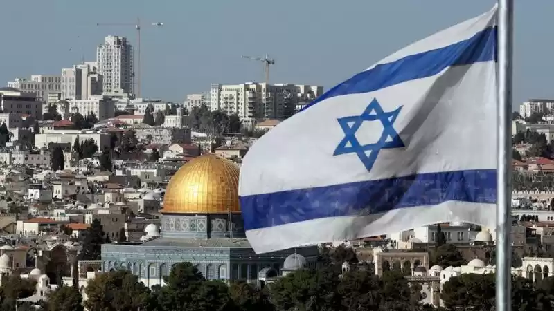 Bendera Israel dengan latar belakang Masjidil Aqsa (Foto: AFP)