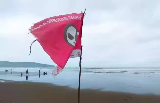 Bendera larangan berenang dipasang di kawasan zona bahaya di Pantai Barat, Kabupaten Pangandaran, Jawa Barat. (Foto: Antara)