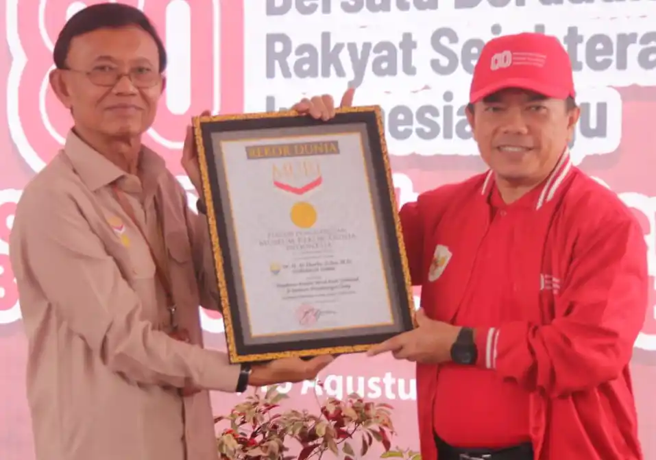 BenderaRekorMURIJambi Gubernur Jambi, H Al Haris (kanan) menerima piagam Rekor MURI Pengibaran 1.000 bendera Merah Putih di Jembatan Gentala Arasy dari Direktur Operasional MURI, Yusuf Ngadri (kiri) di Kota Jambi, Provinsi Jambi, Sabtu (16/8/2025). (Foto : Ist).