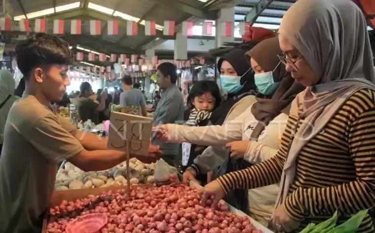 Penjual bawang merah di pasar. (Foto: Ist)