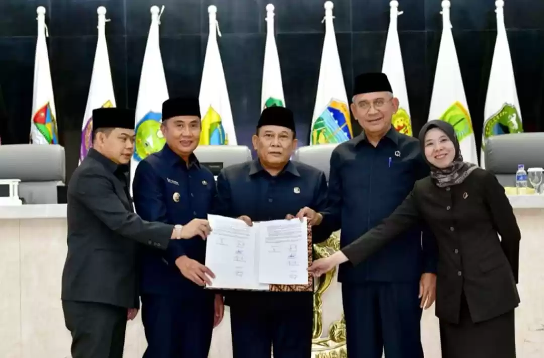 Penjabat (Pj) Gubernur Jawa Barat (Jabar), Bey Machmudin bersama Pimpinan DPRD Jabar usai menandatangani Nota Kesepakatan Perubahan Kebijakan Umum Anggaran (KUA) dan Prioritas Plafon Anggaran Sementara (PPAS) Tahun Anggaran 2024 yang berlangsung di Gedung DPRD Jabar, Jl. Diponegoro, Kota Bandung, Rabu (14/8/2024). (Foto: Istimewa).