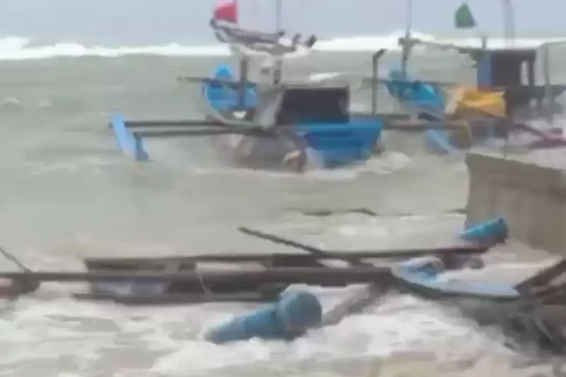 Kondisi perahu nelayan hancur, akibat diterjang gelombang tinggi dan banjir rob yang melanda wilayah pantai Ujunggenteng, Kecamatan Ciracap, Sukabumi. [Foto: Antara]