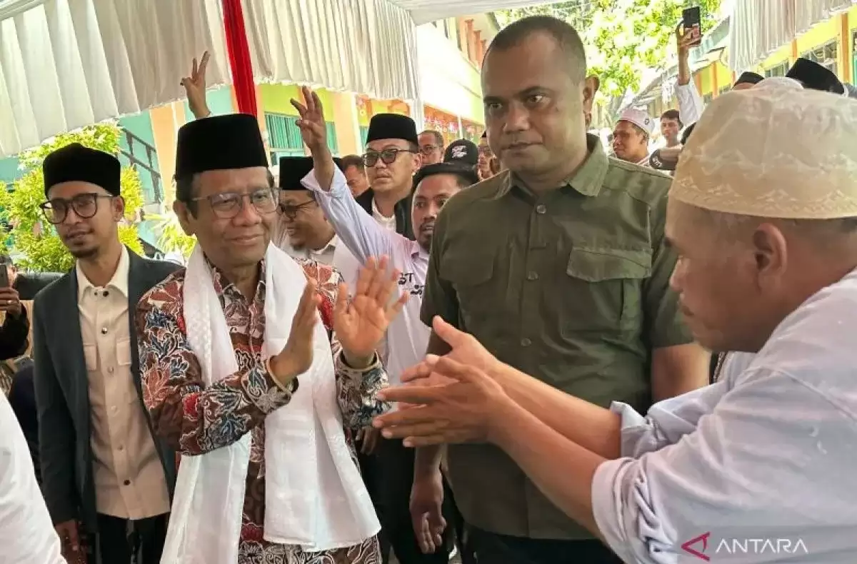 Cawapres nomor urut 3 Mahfud MD (dua kiri) saat menyapa warga di Pondok Pesantren Darut Tauhid Canga'an Bangil, Kabupaten Pasuruan, Jawa Timur, Jumat (12/1) (Foto: Antara)