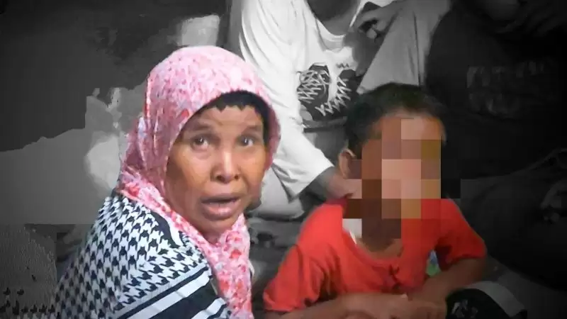 Nenek Sami (60) menceritakan cucunya yang mengalami fenomena 'parafimosis' berinisial AJ (6) di Kampung Rawa Indah, Pegangsaan Dua, Kelapa Gading, Jakarta Utara [Foto: ANTARA]