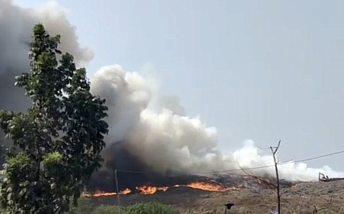 Kebakaran TPST Bantargebang, Minggu (29/10). [Foto: Tangkapan Layar]