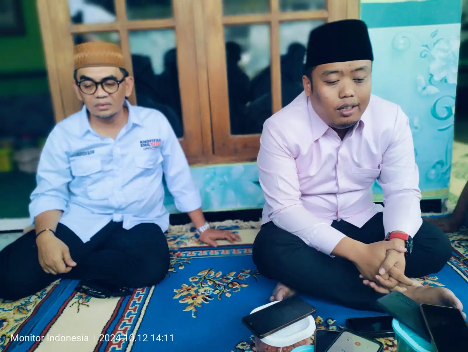 Cawabub Blitar, Mas Ghoni bersama Edi Masna saat berdialog dengan awak media. (Foto: Dok MI/Joko Prasetyo)