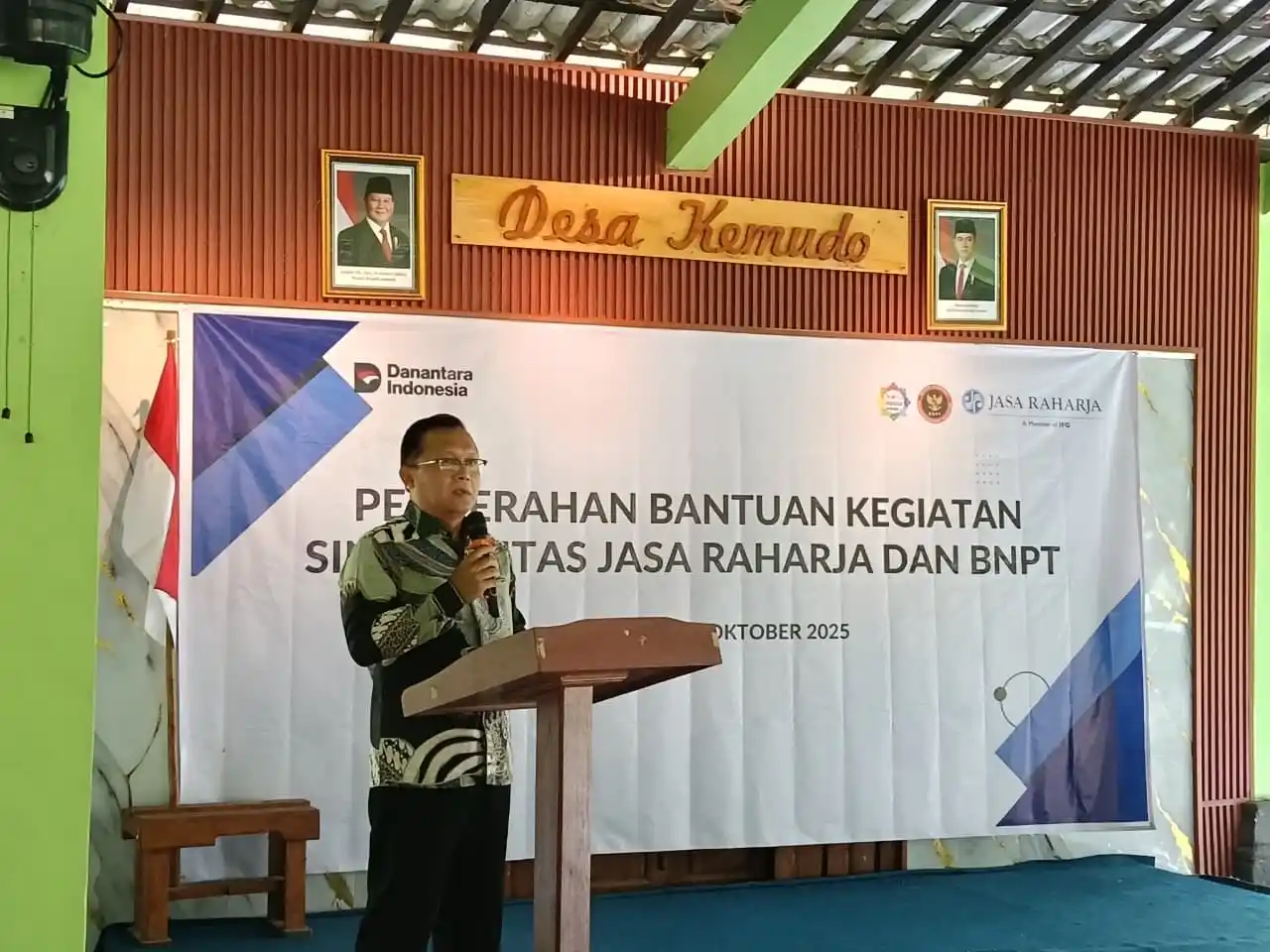 BNPT dan Jasa Raharja Beri Beasiswa dan Alat Kerja di Jateng: Bentuk Kehadiran Negara Badan Nasional Penanggulangan Terorisme (BNPT) bersama Jasa Raharja Wilayah Utama Jawa Tengah bersinergi dalam mendukung program pemerintah terkait pencegahan terorisme dan radikalisme