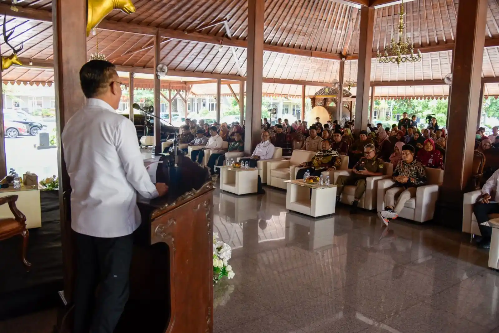 BNPT Purwokwrro Direktur Pencegahan Badan Nasional Penanggulangan Terorisme (BNPT), Irfan Idris menyampaikan sambutan saat Dialog Kebangsaan Bersama Satuan Pendidikan Tingkat SMA/SMK/MA dalam Rangka Meningkatkan Toleransi dan Moderasi Beragama, Purwokerto, Kamis (30/10). (Foto: BNPT)