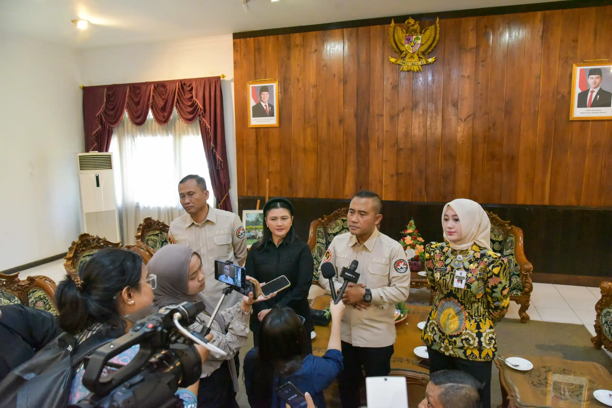 Kepala Badan Nasional Penanggulangan Terorisme (BNPT) Komjen. Pol. Eddy Hartono didampingi Anggota Komisi XIII DPR RI Vita Ervina dan Wakil Bupati Kabupaten Temanggung drg. Nadia Muna memberikan keterangan pers terkait Kegiatan Silaturahmi bersama 10 Mitra Deradikalisasi asal Kabupaten Temanggung, Purworejo dan Magelang di Pendopo Pengayoman Kabupaten Temanggung pada Kamis (7/8), (Foto: dok BNPT)