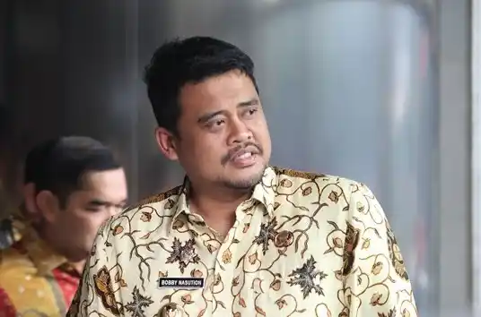 Gubernur Sumatera Utara Bobby Nasution berjalan keluar usai hadir dalam rapat koordinasi dan supervisi wilayah Sumatera Utara di Gedung Merah Putih Komisi Pemberantasan Korupsi (KPK), Kuningan Persada, Jakarta, Senin (28/4/2025). (Foto: Dok MI)