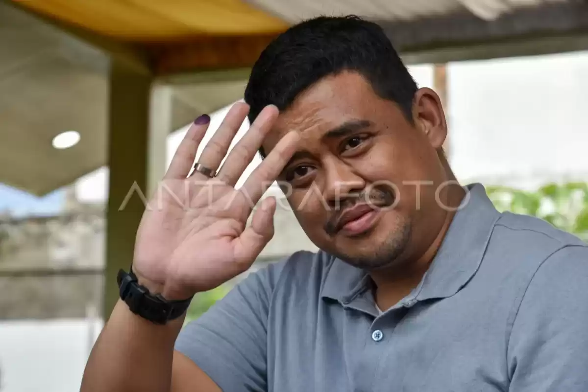 Wali Kota Medan Bobby Nasution menunjukkan jari yang telah dicelup tinta usai melakukan pencoblosan Pemilu 2024 di TPS 34, Medan, Sumatera Utara, Rabu (14/2/2024).