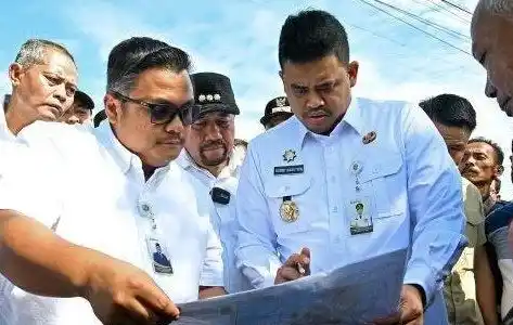 Diduga Tahu Persekongkolan Kadis PUPR Sumut, KPK Harus Periksa Bobby Nasution Gubernur Sumatera Utara, Bobby Nasution Kepala Dinas PUPR Sumatera Utara Topan Ginting meninjau Tanggul Sungai Dalu-Dalu, Desa Sukaraja dan Bendungan di Desa Tanjung Muda, Kecamatan Air Putih, Kabupaten Batubara, Sumut, Rabu (11/6/2025)