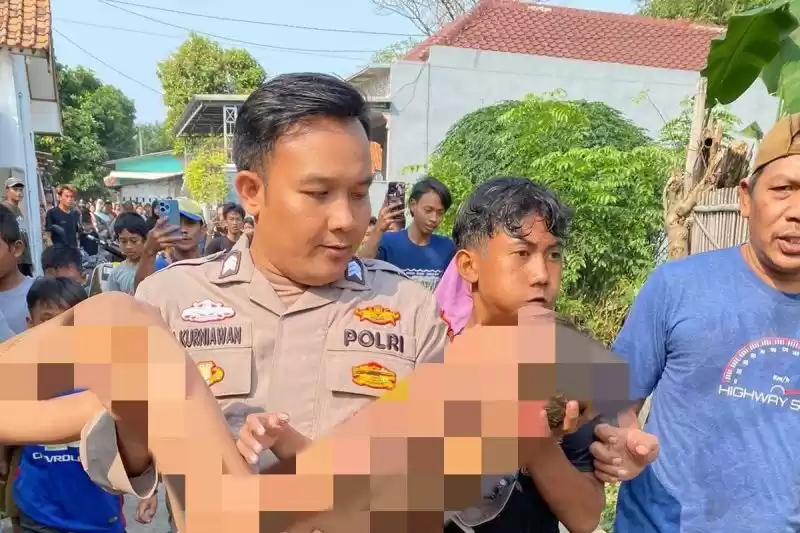 Petugas dari tim gabungan kepolisian dan BPBD, saat mengevakuasi korban tenggelam. (Foto: BPBD Kabupaten Tangerang)