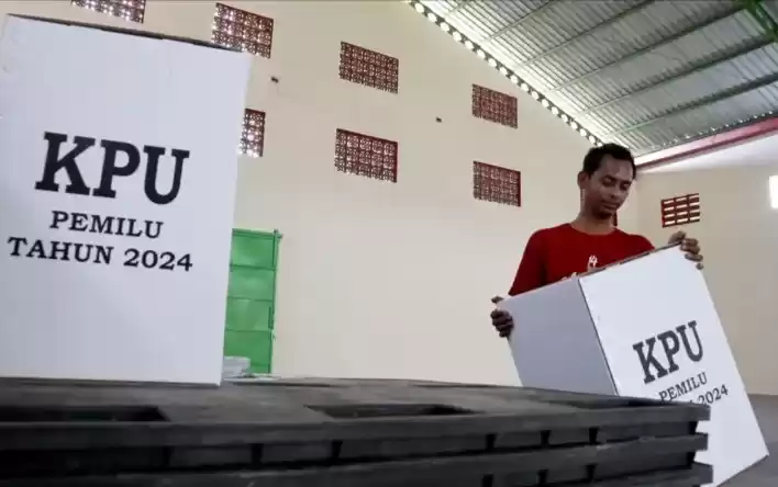 Petugas merakit kotak suara pemilu 2024 di gudang Komisi Pemilihan Umum (KPU) Kabupaten Jombang, Jawa Timur, Kamis (30/11/2023).