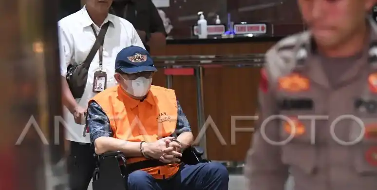 Tersangka kasus diugaan korupsi pembayaran komisi agen PT Asuransi Jasa Indonesia (Jasindo) Toras Sotarduga Panggabean didorong menggunakan kursi roda usai menjalani pemeriksaan di Jakarta, Rabu (16/10/2024). Pemilik PT Mitra Bina Selaras itu diperiksa sebagai tersangka dalam kasus korupsi yang merugikan negara sebesar Rp38 miliar
