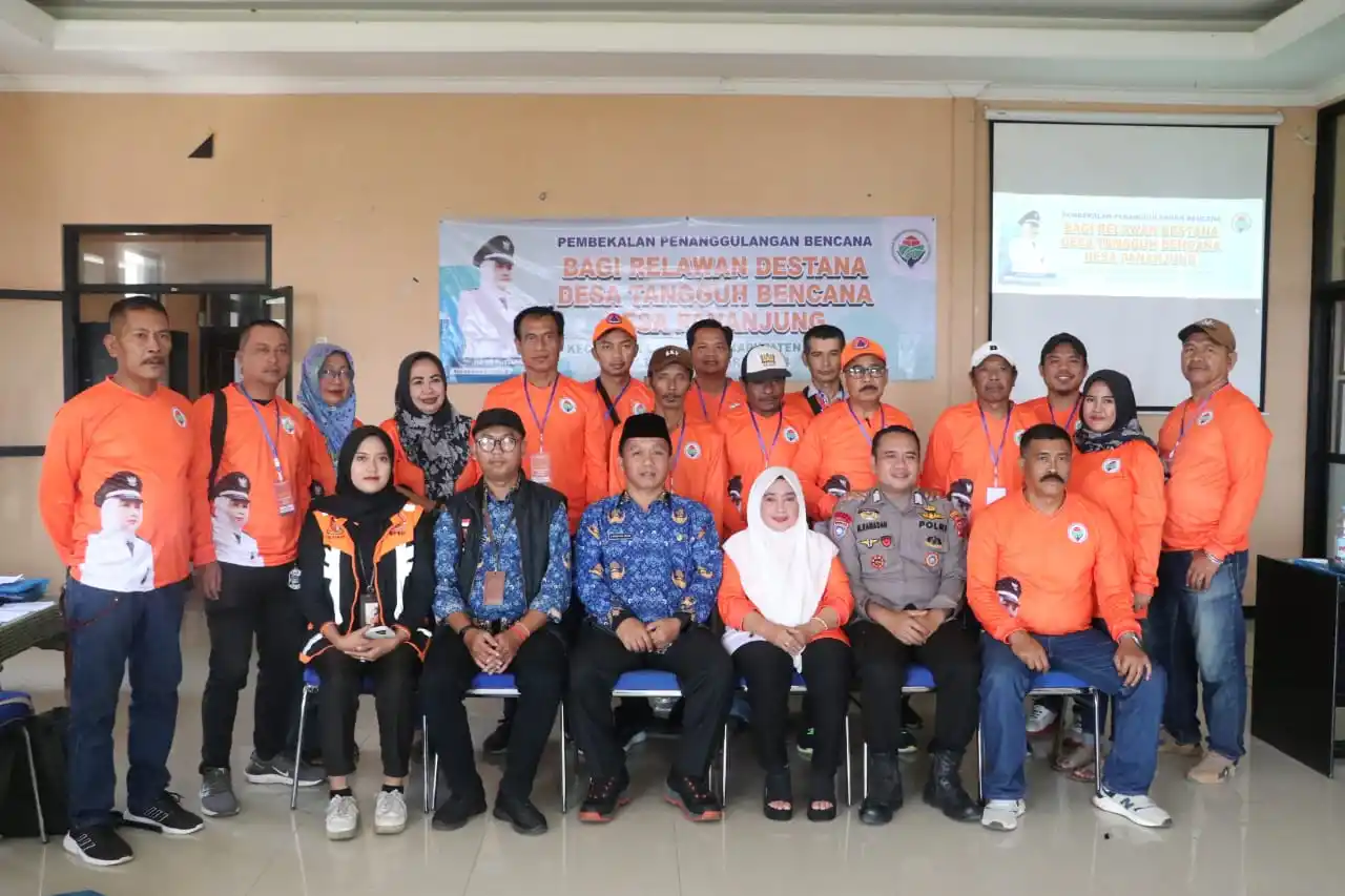 Kepala Pelaksana Badan Penanggulangan Bencana Daerah (BPBD) Kabupaten Bandung, Uka Suska Puji Utama bersama jajarannya saat memberikan sosialisasi sekaligus edukasi kepada masyarakat dalam penanganan kebencanaan. (Foto: Istimewa)