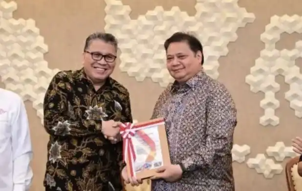 Anggota II Badan Pemeriksa Keuangan (BPK)/Pimpinan Pemeriksaan Keuangan Negara II Daniel Lumban Tobing saat memberi LHP atas LK Bagian Anggaran Belanja Lainnya (BA 999.08) Tahun 2023 pada Unit Akuntansi Kuasa Pengguna Anggaran (UAKPA) Bendahara Umum Negara (BUN) Manajemen Pelaksana Program Kartu Prakerja (MPPKP) kepada Menko Perekonomian Airlangga Hartarto di Jakarta, Kamis (3/10/2024). (Foto: BPK)