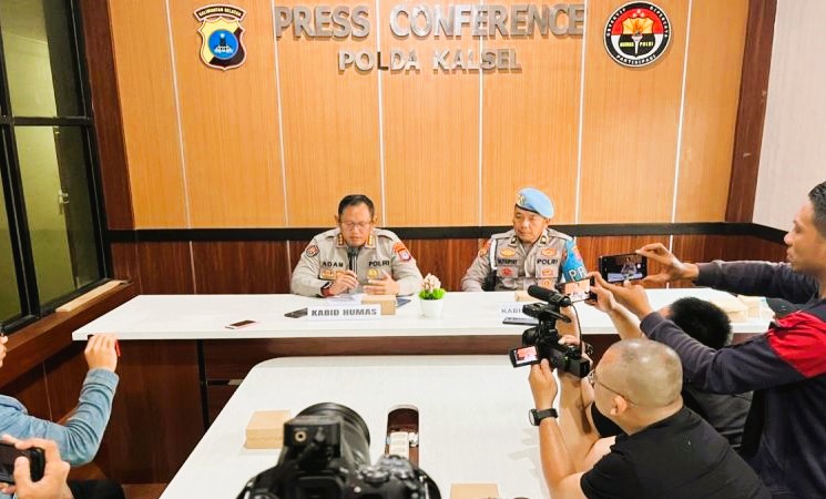 Kabid Humas Polda Kalsel Kombes Polisi Adam Erwindi didampingi Iptu Sutaryat menjelaskan kronologis kasus penganiayaan tahanan di Banjarmasin, Minggu (25/2). (Foto: ANTARA)