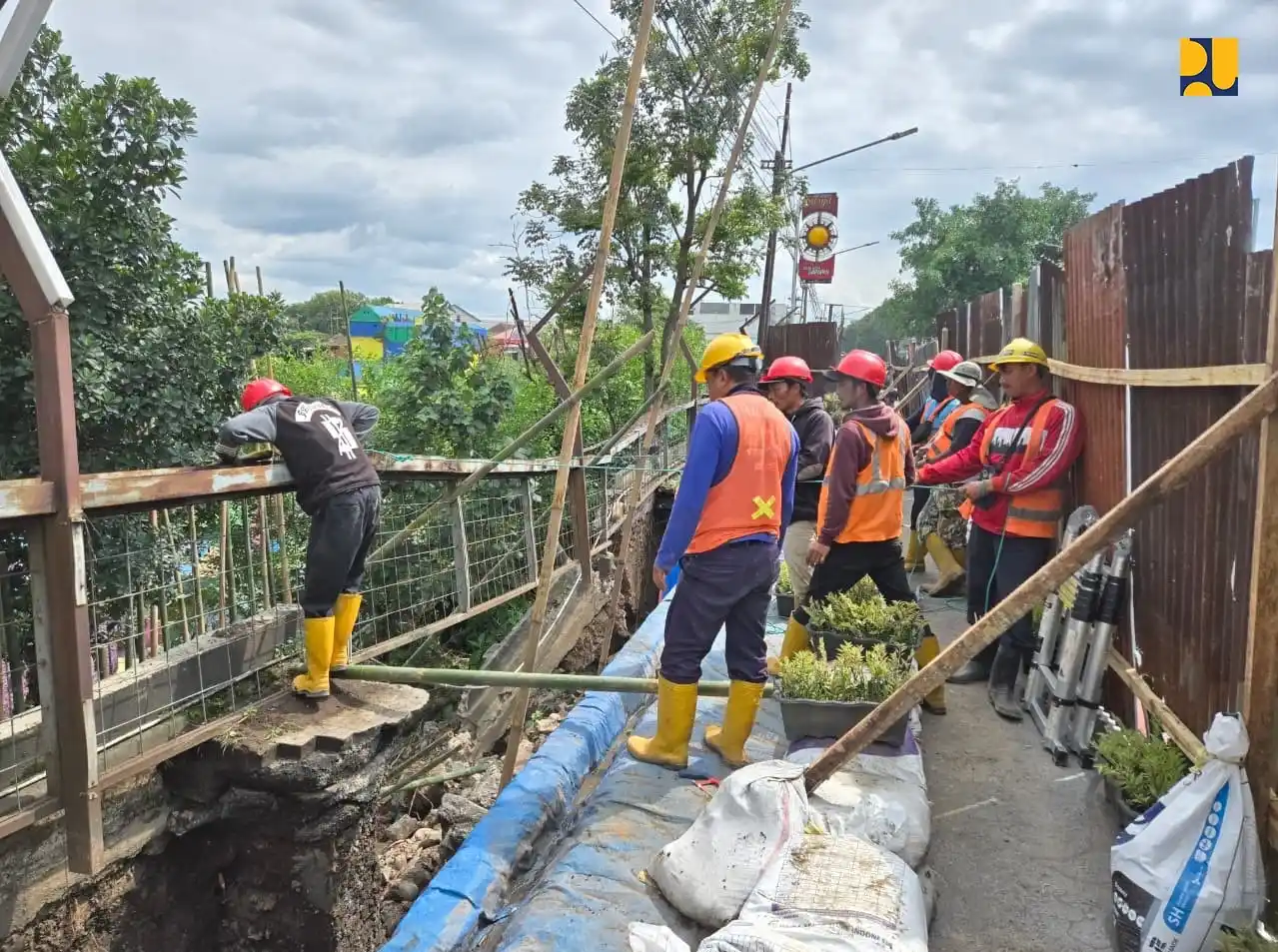 Kementerian PU menurunkan tim teknis untuk melakukan penanganan darurat berupa pemasangan terpal, rambu peringatan, traffic cone, dan pembatas area.