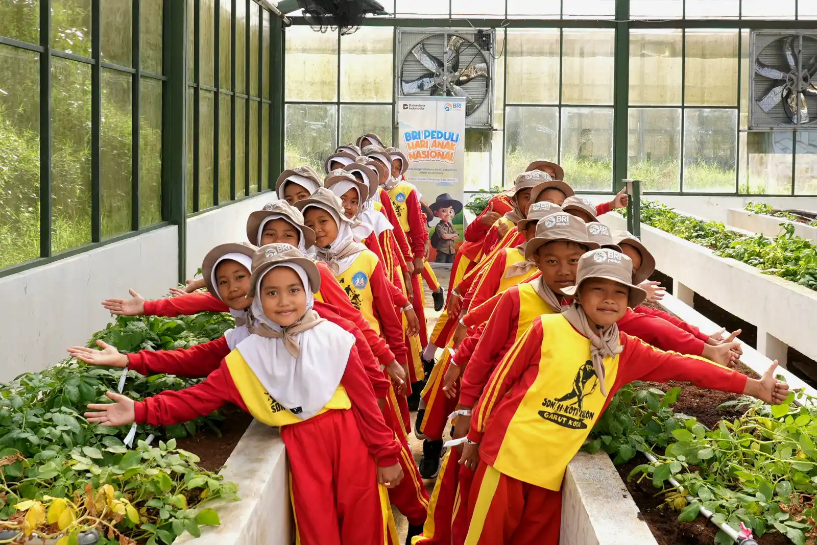 BRI Ajak Siswa SD di Garut Bertani [Foto: Doc. BRI]