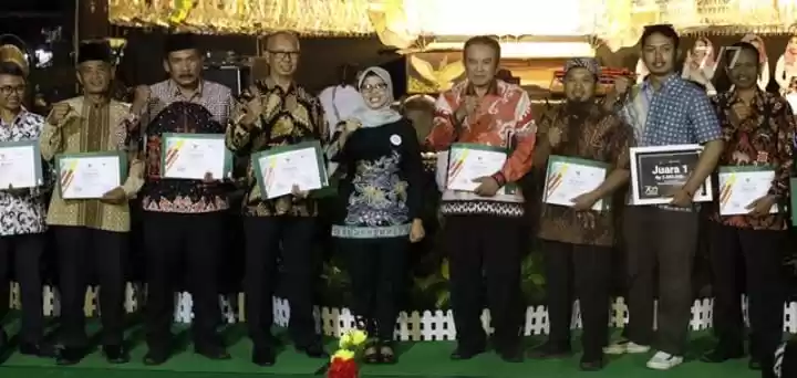 Bupati Blitar Rini Syarifah, bersama masyarakat penerima penghargaan (Foto: Dok. MI/Joko)