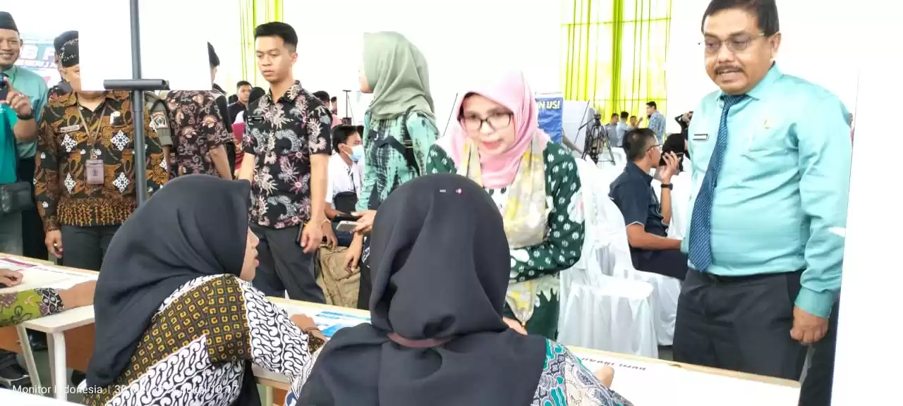 Bupati Blitar Rini Syarifah, melakukan peninjauan di stand perusahaan yang turut berpartisipasi dalam Job Fair/Bursa Kerja 2024 (Foto: Dok MI/JK)
