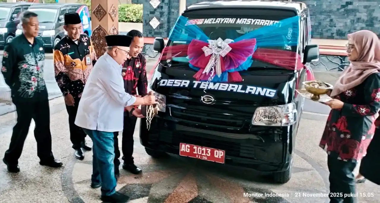 Bupati Blitar Rijanto secara simbolis menyerahkan hadiah mobil operasional bagi desa terpilih (Foto: Dok MI/Joko Prasetyo)