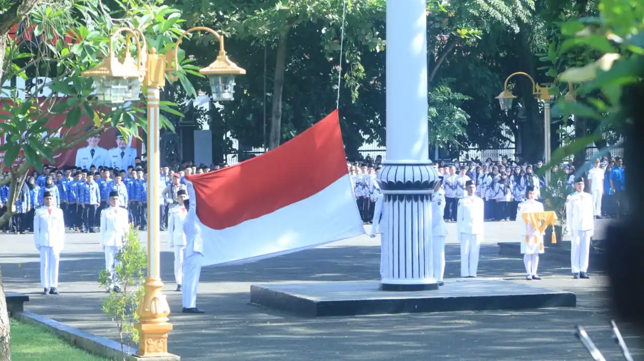 Suasana upacara peringatan Hari Pahlawan tingkat Kabupaten Purwakarta Tahun 2025 yang diadakan di Lapangan Pasanggrahan Padjadjaran, Senin (10/11/2025).